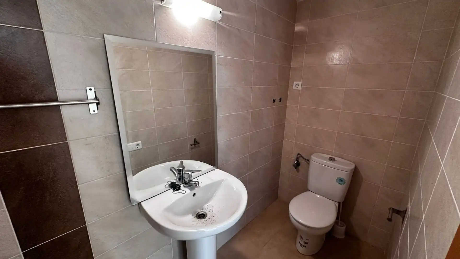 Bathroom of Office for rent in Tortosa  with Air Conditioner
