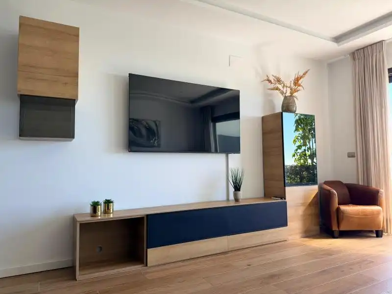 Wohnzimmer von Wohnung zur Miete in La Alcaidesa mit Klimaanlage, Heizung und Privatgarten