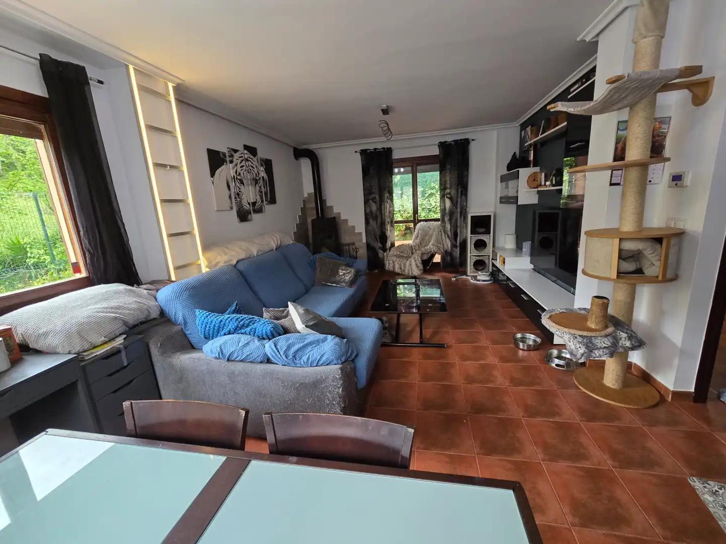 Wohnzimmer von Einfamilien-Reihenhaus zum Verkauf in Castro-Urdiales mit Heizung, Privatgarten und Parkett