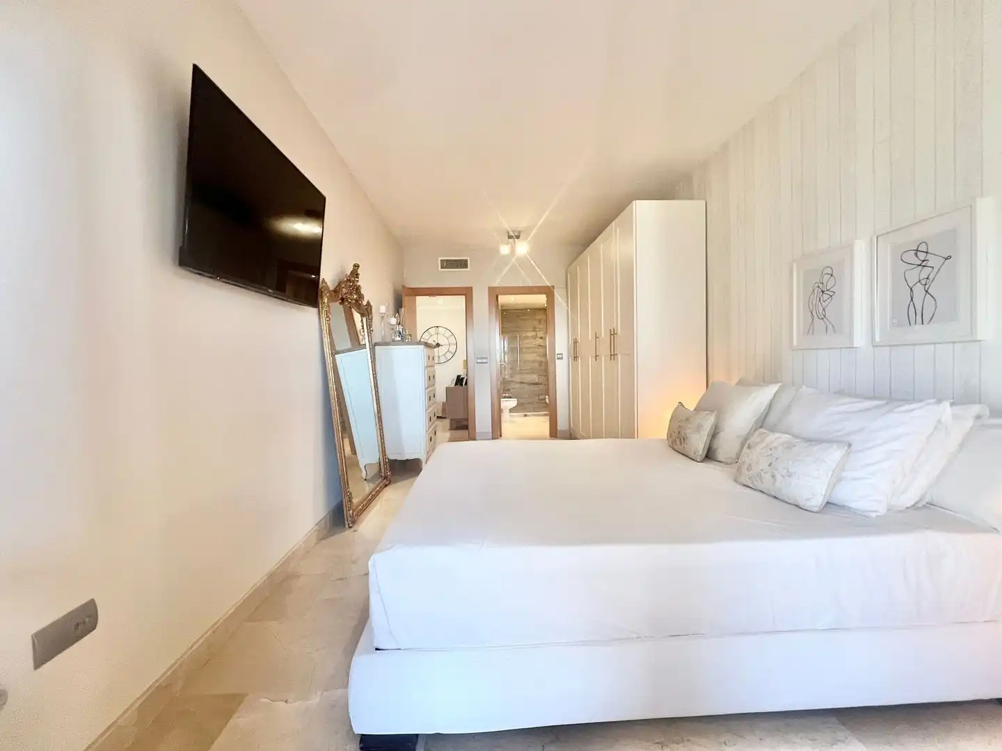 Dormitori de Apartament en venda en Estepona amb Moblat i Piscina comunitària