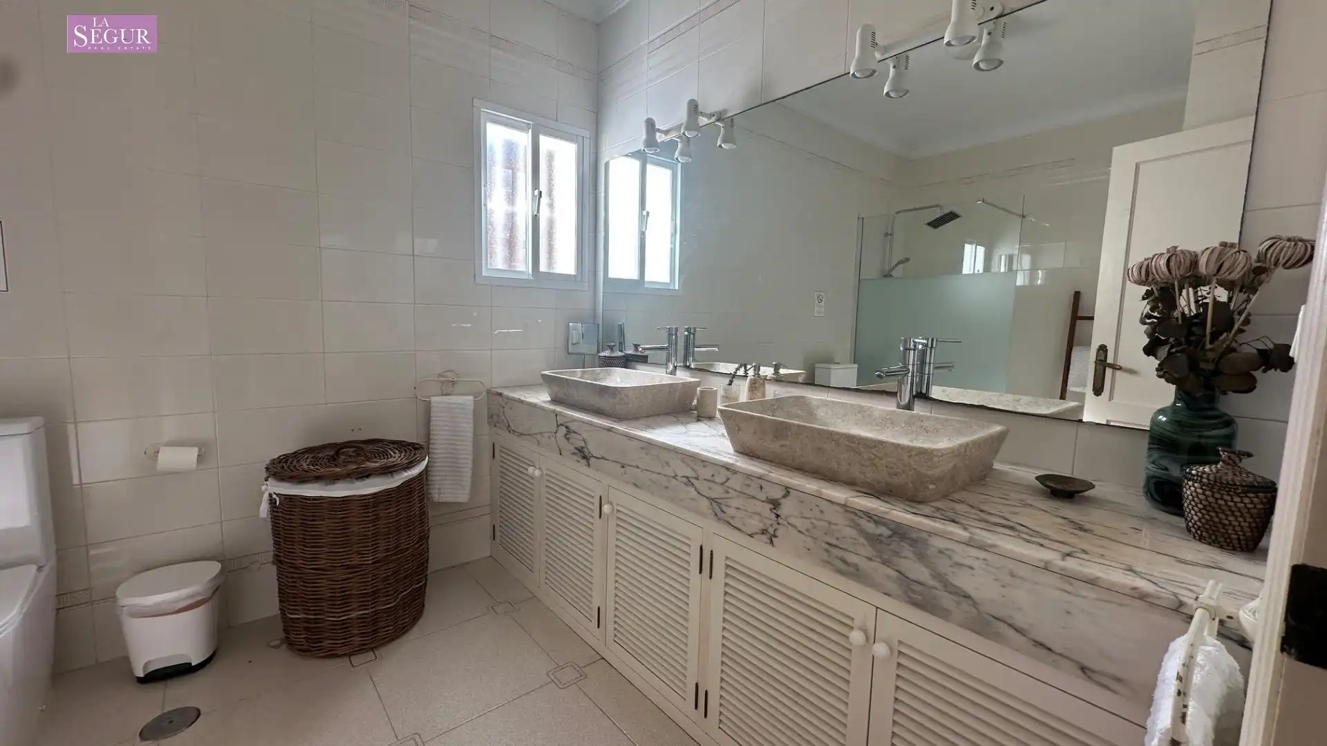 Baño de Finca rústica en venta en Barbate con Aire acondicionado, Jardín privado y Terraza