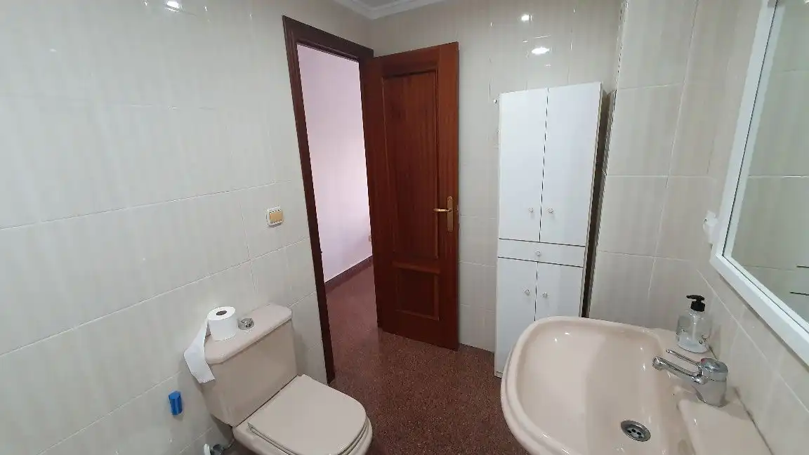 Badezimmer von Wohnung zur Miete in Petrer mit Möbliert, Ofen und Waschmaschine
