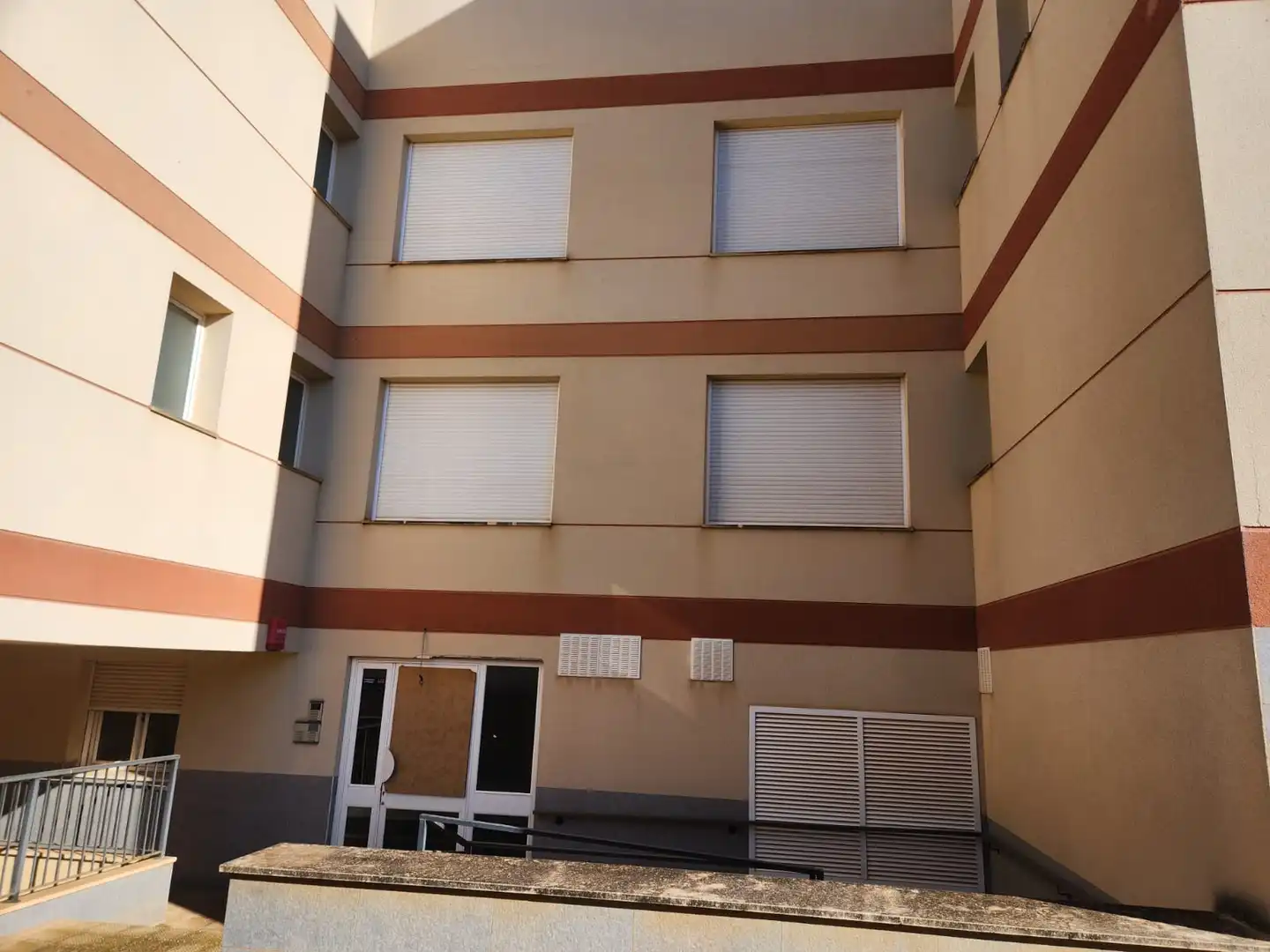 Vista exterior de Edificio en venta en Teruel