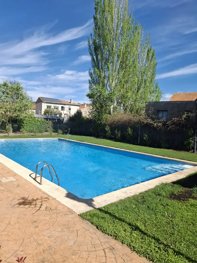 Adossat amb piscina en venda a Calle de la Fragua