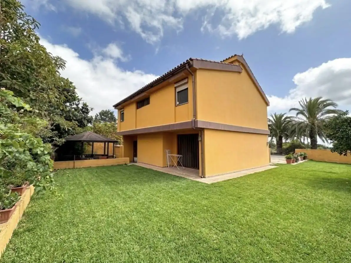 Vista exterior de Casa o xalet en venda en Santa Brígida amb Jardí privat, Terrassa i Traster