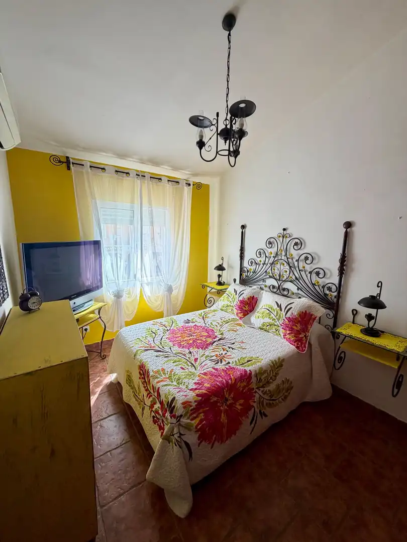 Dormitori de Casa adosada en venda en Algeciras amb Aire condicionat i Traster