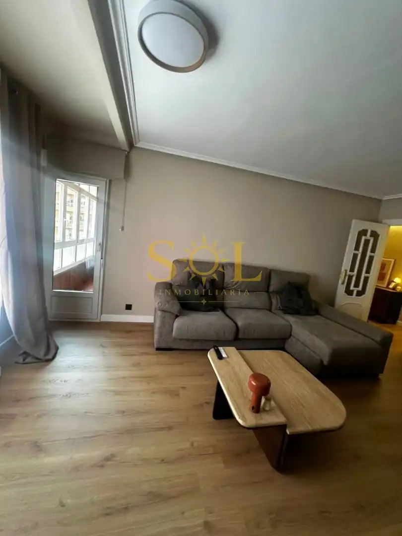 Sala d'estar de Pis en venda en León Capital  amb Calefacció, Parquet i Terrassa