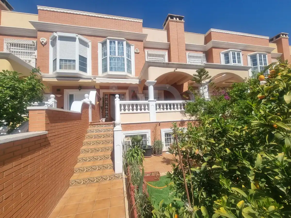 Vista exterior de Casa adosada en venta en  Almería Capital con Aire acondicionado, Calefacción y Terraza