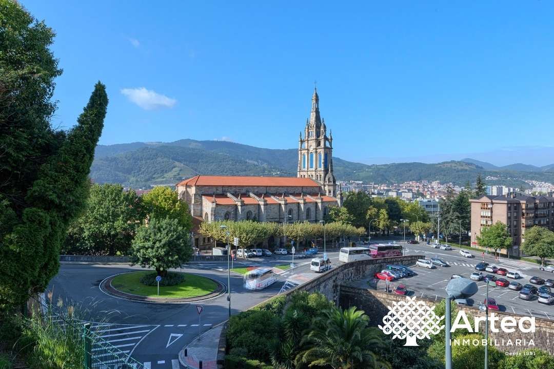 Vista exterior de Pis en venda en Bilbao  amb Calefacció, Terrassa i Traster