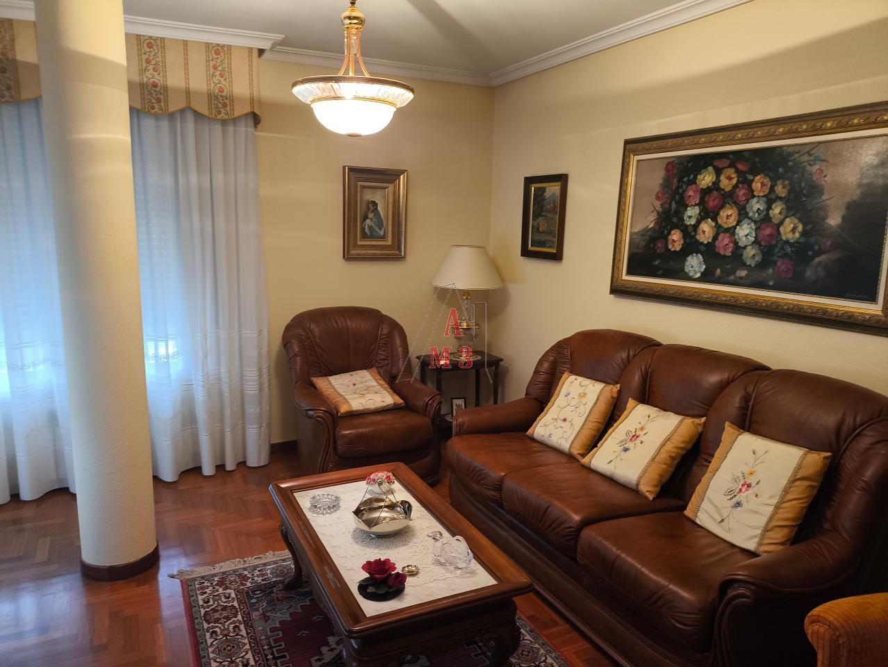 Sala d'estar de Pis en venda en León Capital  amb Calefacció, Parquet i Traster