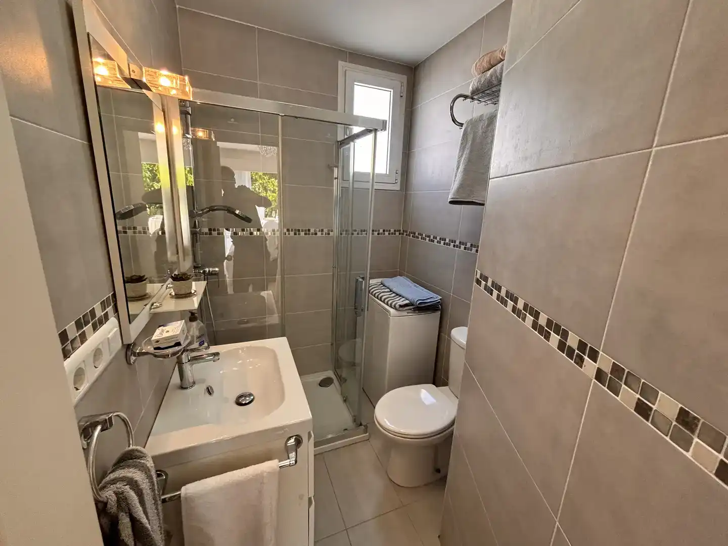 Baño de Apartamento para compartir en Estepona con Aire acondicionado, Trastero y Piscina