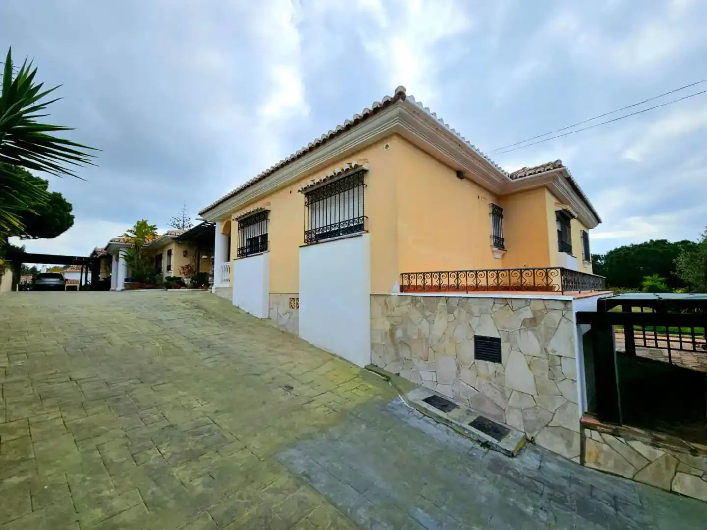 Außenansicht von Wohnung zur Miete in Mijas mit Klimaanlage, Privatgarten und Parkett
