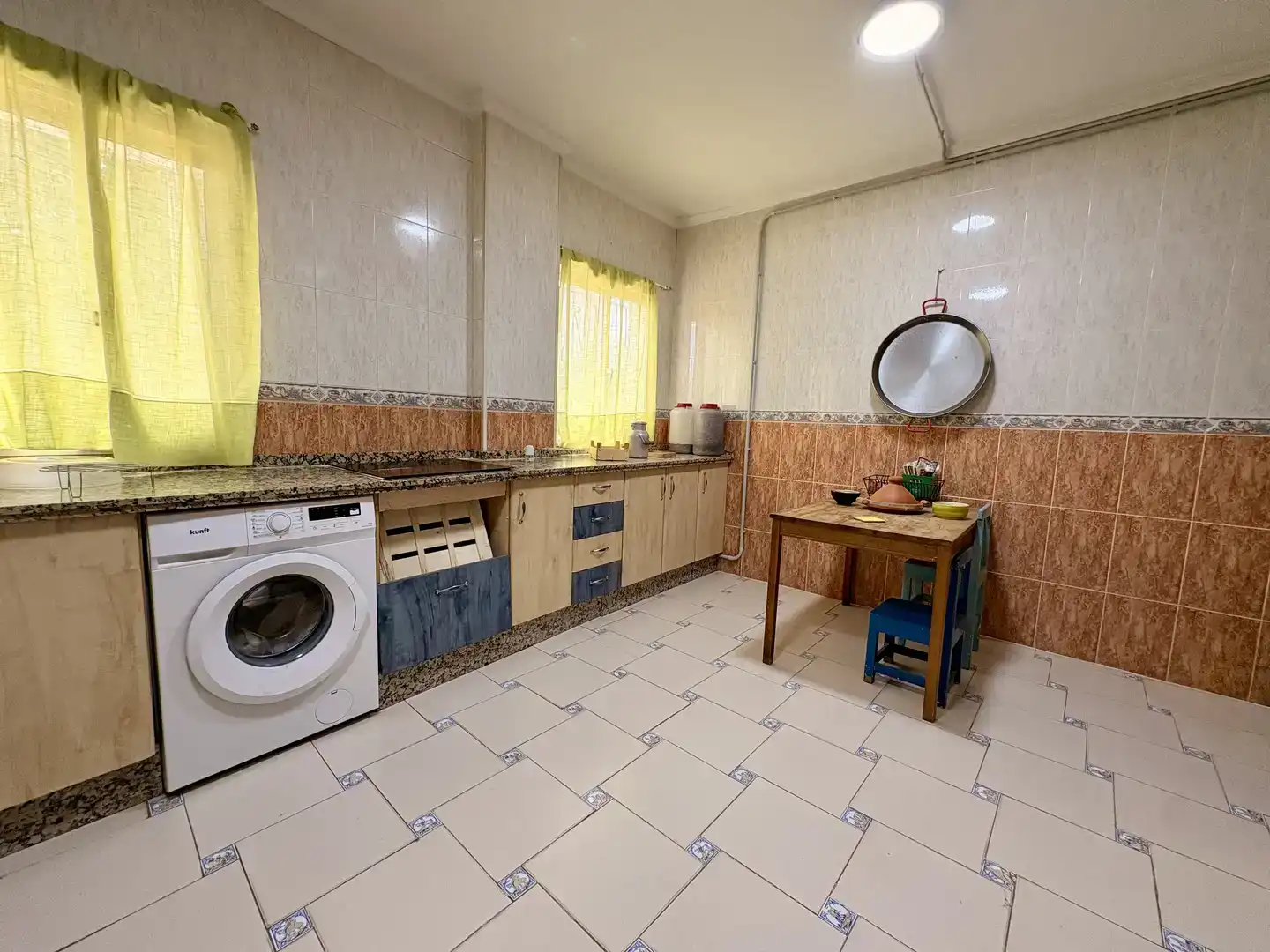 Cuina de Casa o xalet en venda en Carmona amb Aire condicionat, Jardí privat i Traster