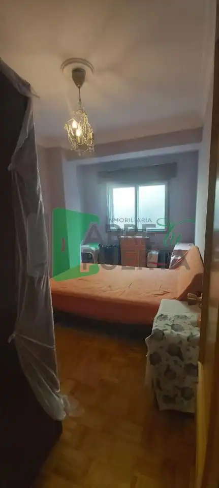Dormitori de Pis en venda en Ourense Capital  amb Calefacció i Moblat