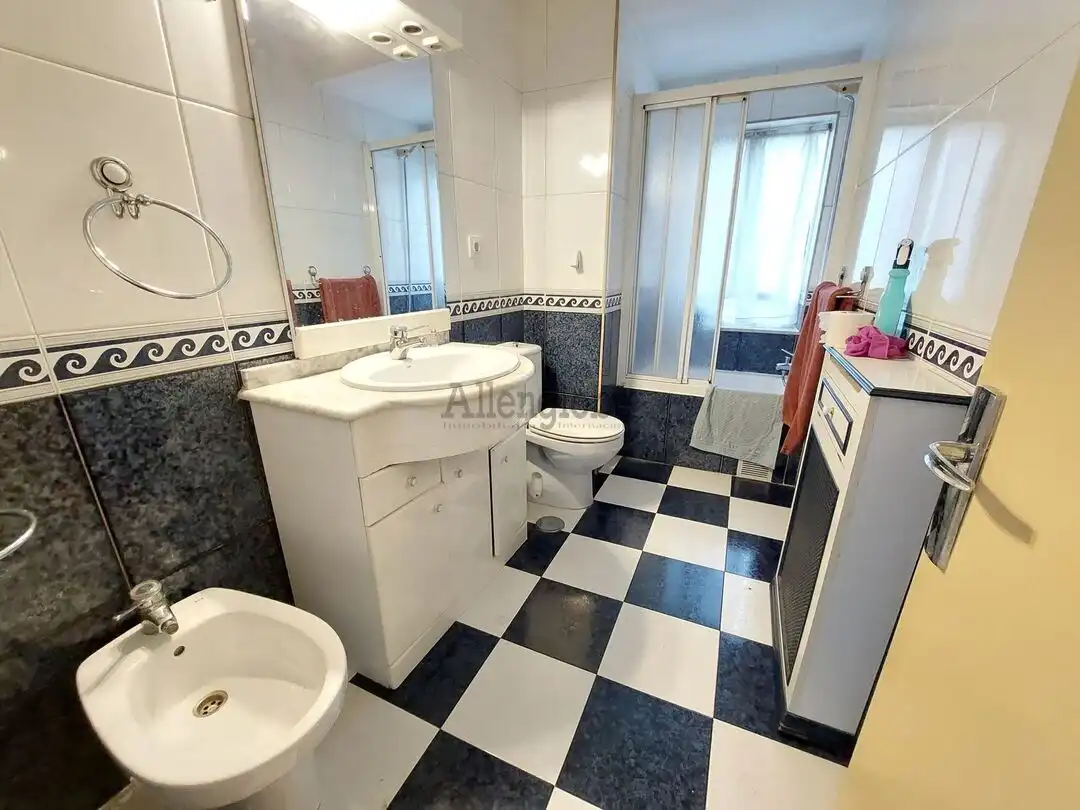 Habitación de Piso en venta en Oviedo  con Calefacción