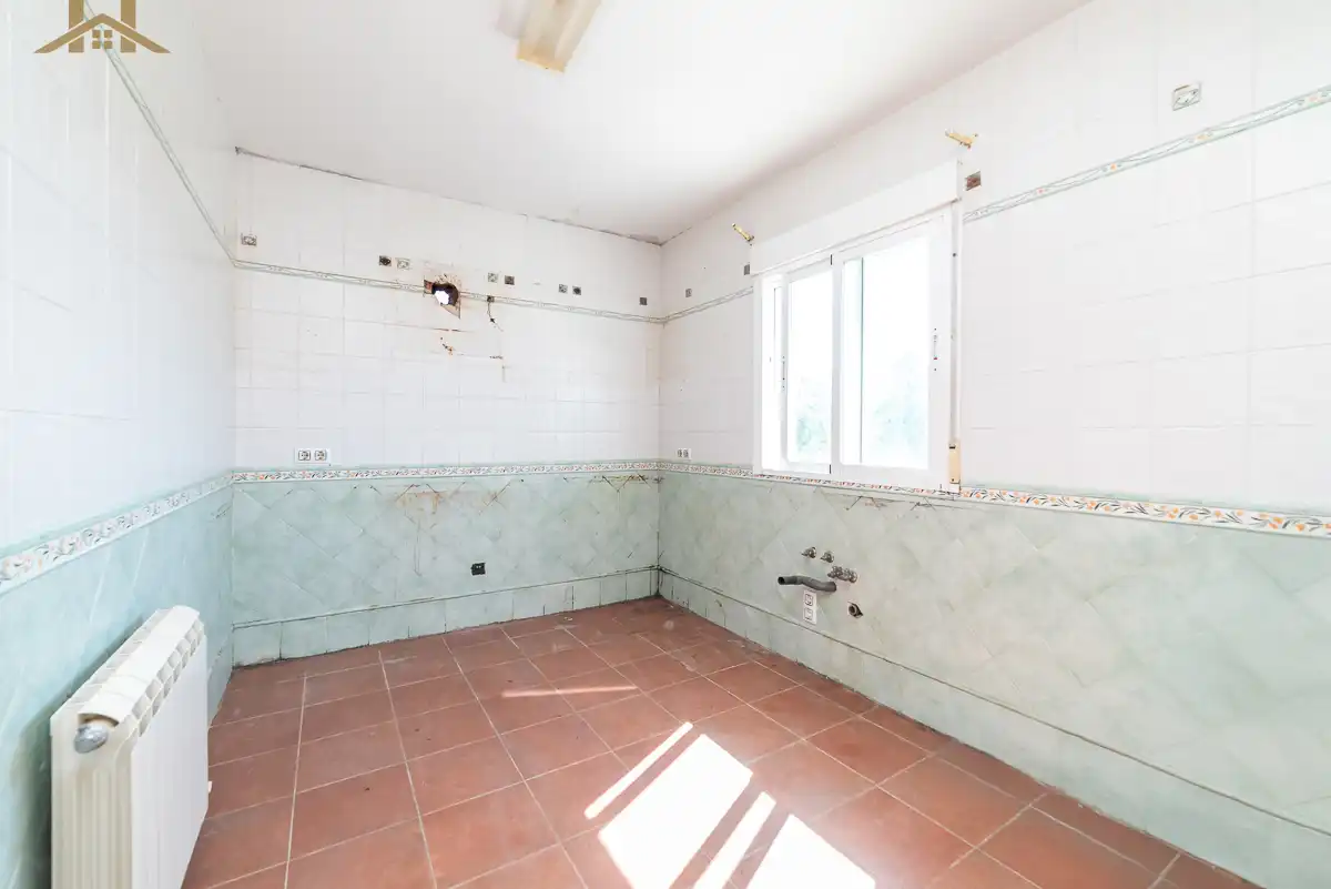 Badezimmer von Haus oder Chalet zum Verkauf in Santa Cruz del Retamar mit Klimaanlage, Heizung und Privatgarten
