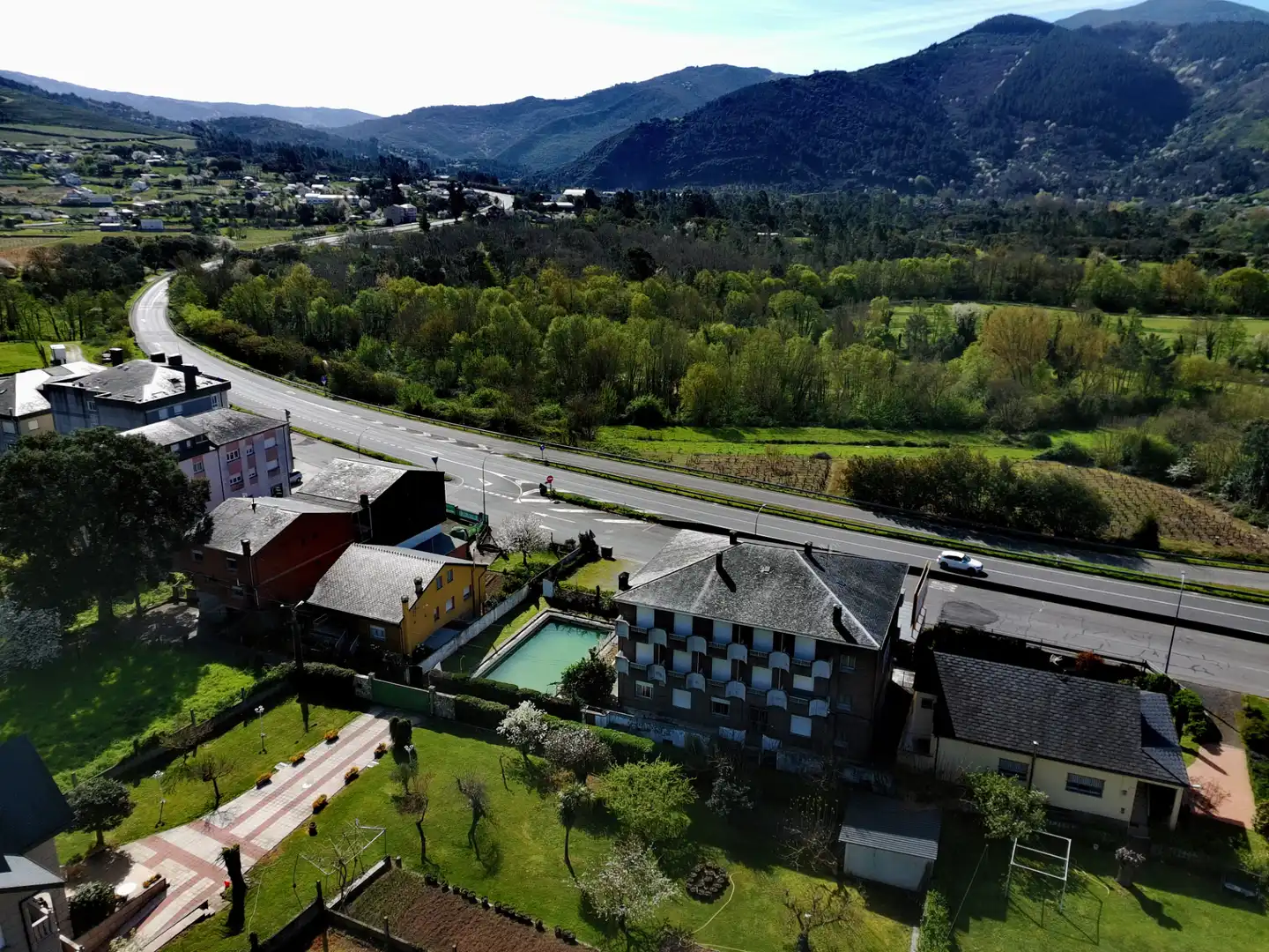 Vista exterior de Edifici en venda en Quiroga amb Piscina comunitària