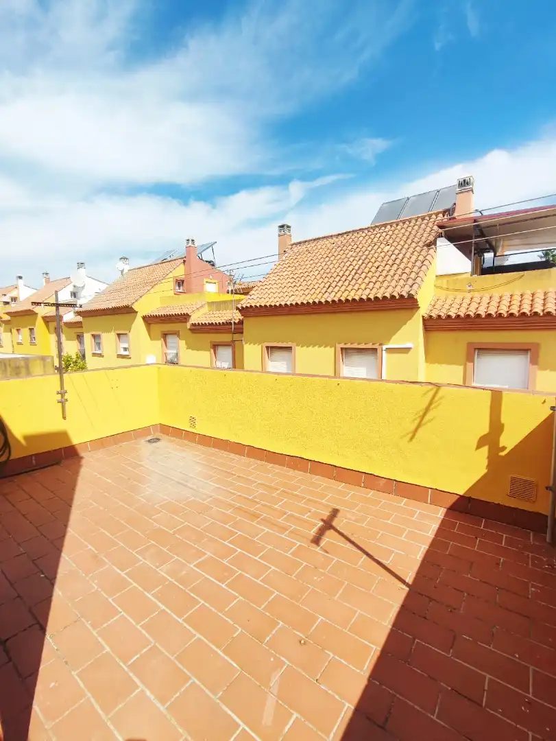Vista exterior de Casa adosada en venda en Los Barrios amb Alarma