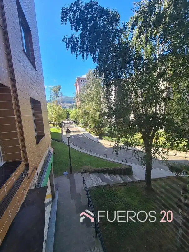 Vista exterior de Pis en venda en Barakaldo  amb Calefacció, Jardí privat i Terrassa