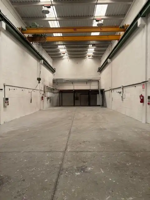 Fabrikhallen zur Miete in Loiu