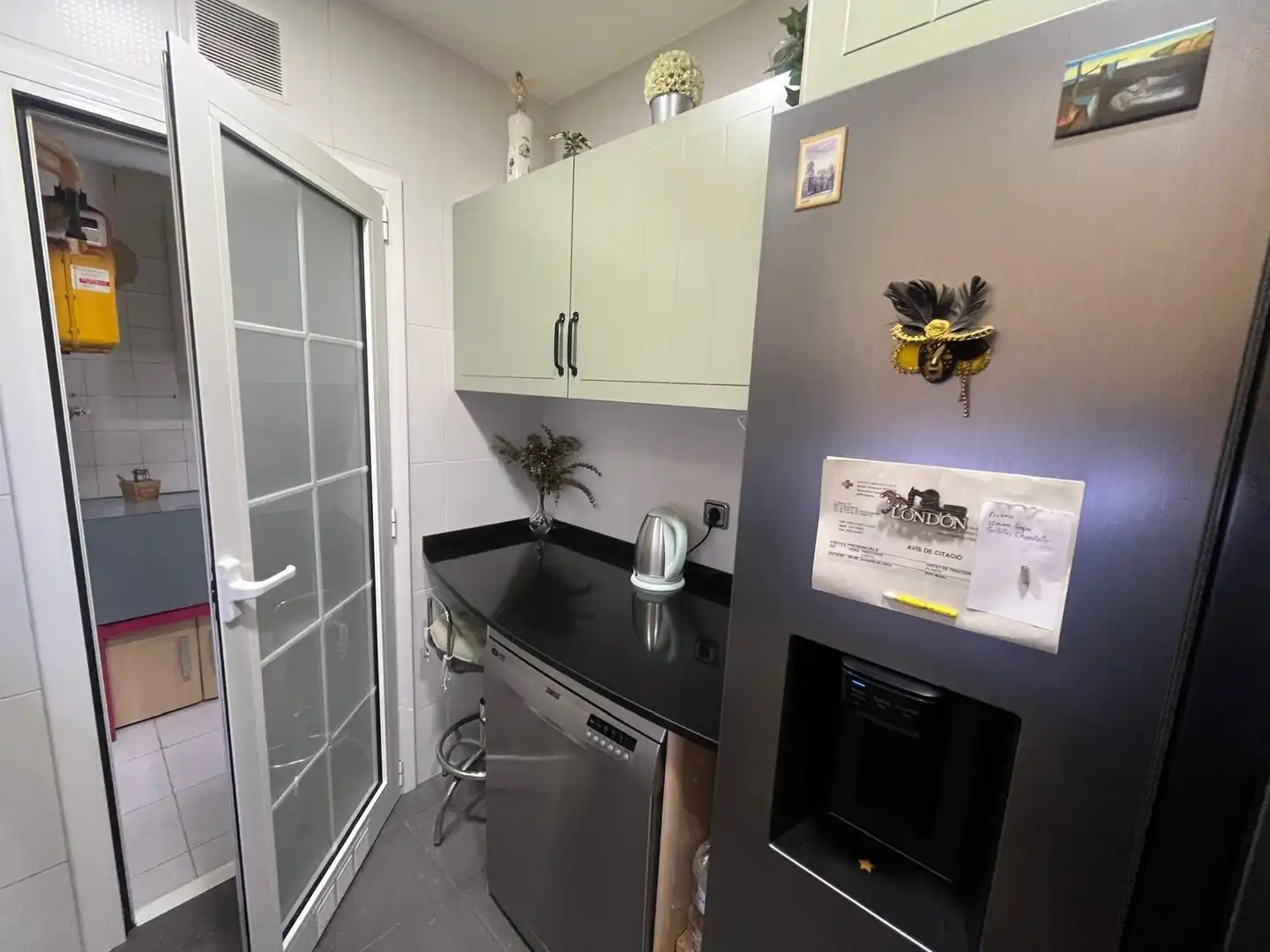 Küche von Wohnung zum Verkauf in Barcelona mit Klimaanlage und Heizung