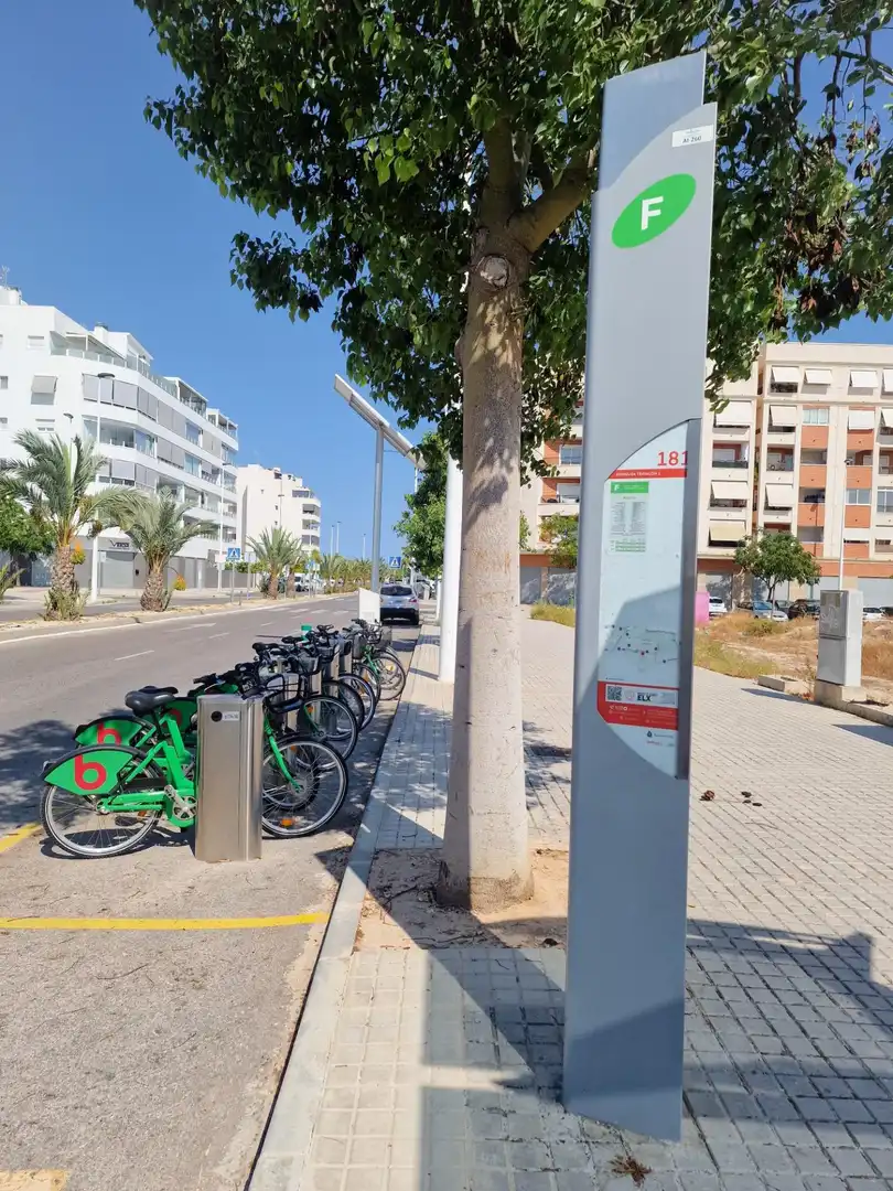 Aparcament de Pis en venda en Elche / Elx amb Aire condicionat, Calefacció i Jardí privat