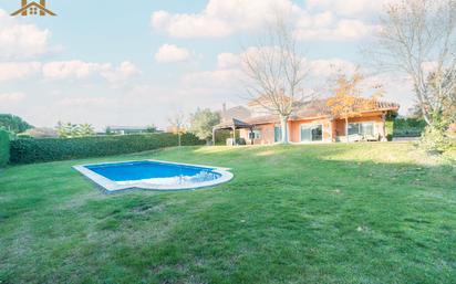 Piscina de Casa o xalet en venda en Boadilla del Monte amb Calefacció, Jardí privat i Parquet