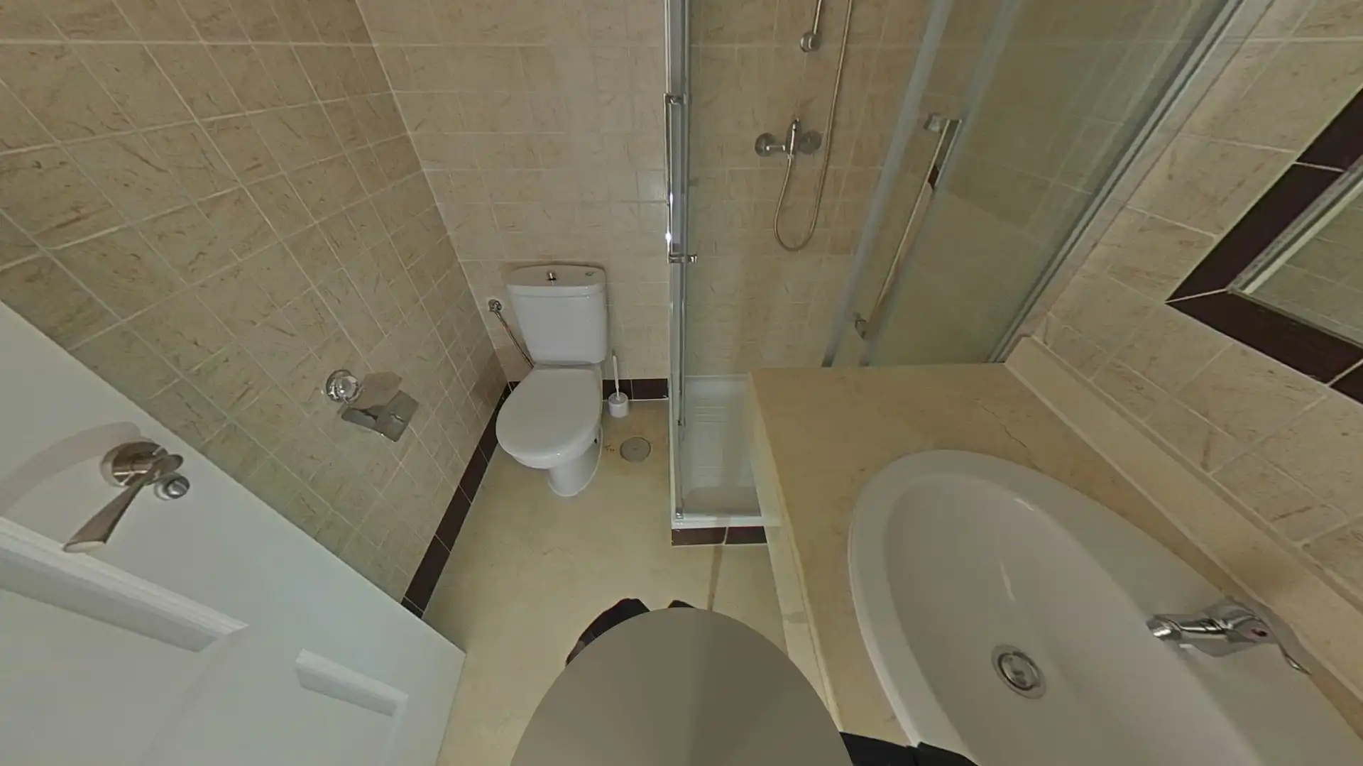Badezimmer von Wohnungen zum Verkauf in Manilva mit Klimaanlage, Abstellraum und Schwimmbad