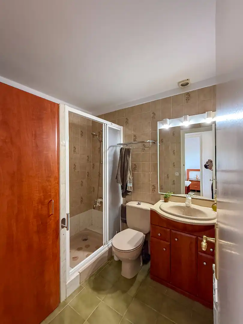 Badezimmer von Einfamilien-Reihenhaus zum Verkauf in Sant Feliu de Guíxols mit Klimaanlage, Heizung und Privatgarten
