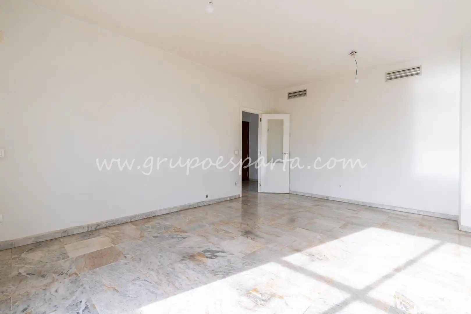 Flat for sale in Sevilla  with Air Conditioner and Balcony