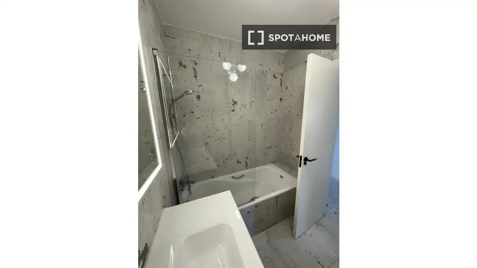 Bathroom of Flat for rent in Gilet  with Air Conditioner, Heating and Furnished