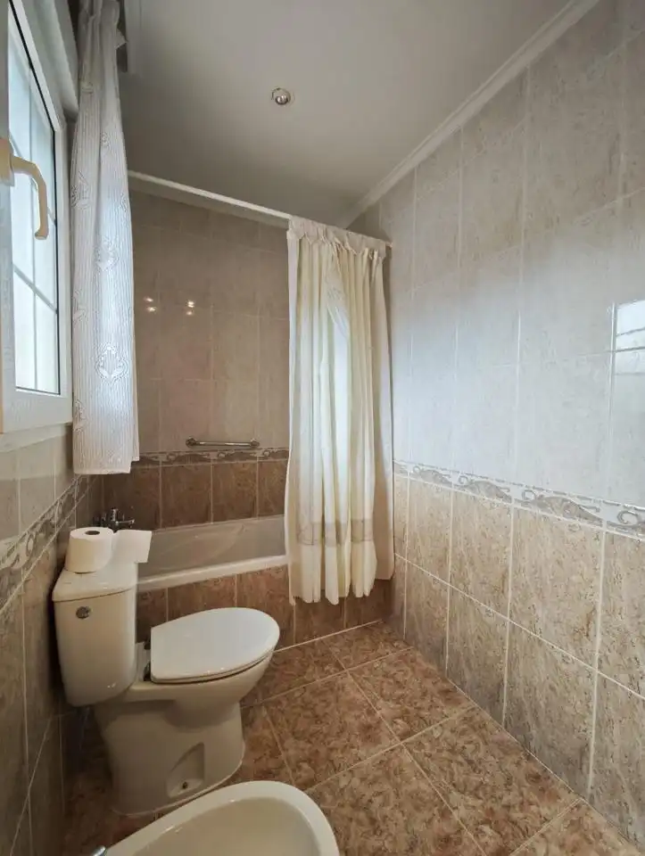 Baño de Casa adosada en venta en El Álamo con Aire acondicionado, Calefacción y Jardín privado