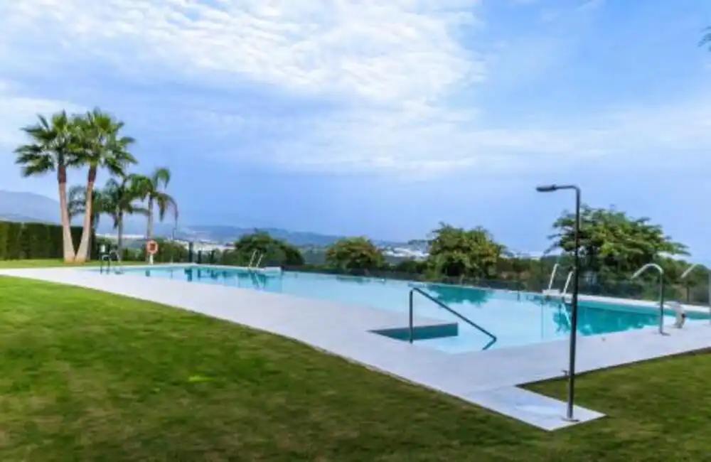 Schwimmbecken von Einfamilien-Reihenhaus zum Verkauf in Casares mit Klimaanlage, Privatgarten und Terrasse