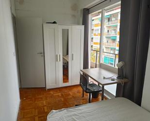 Dormitori de Apartament per a compartir en  Barcelona Capital amb Moblat, Rentadora i Balcó