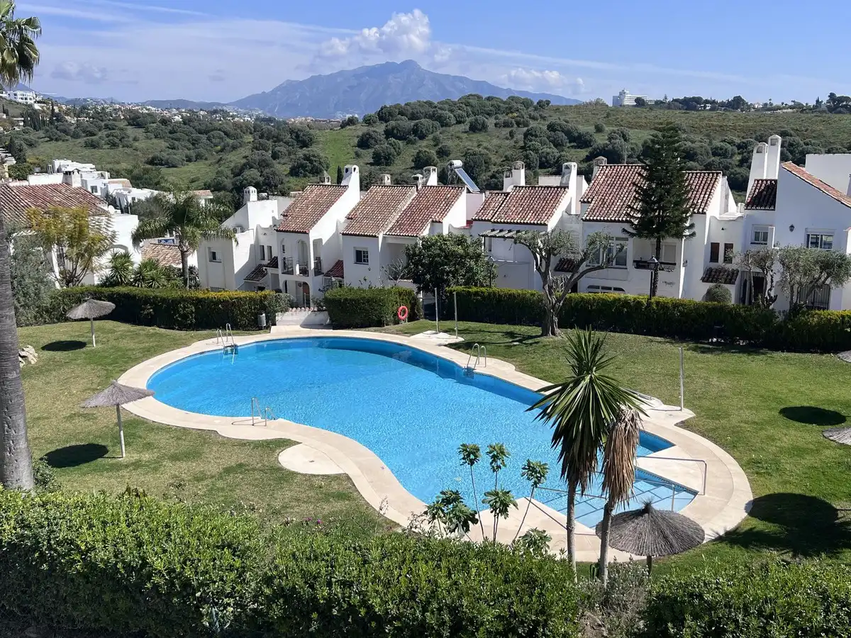 Garten von Einfamilien-Reihenhaus zum Verkauf in Estepona mit Terrasse und Schwimmbad