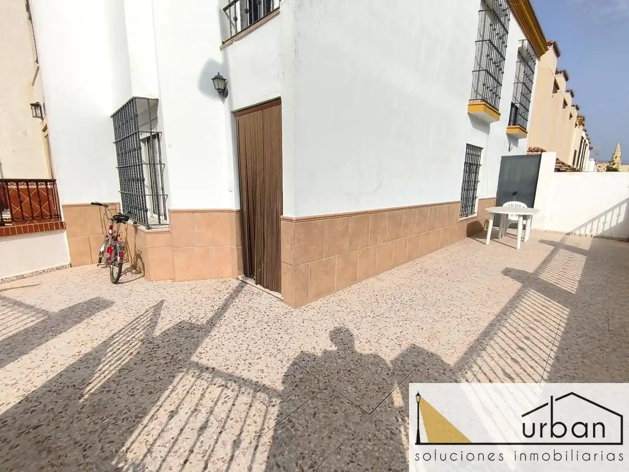 Vista exterior de Casa adosada en venda en Chipiona amb Terrassa