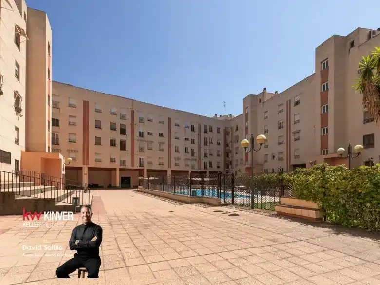Vista exterior de Pis en venda en  Granada Capital amb Aire condicionat i Piscina