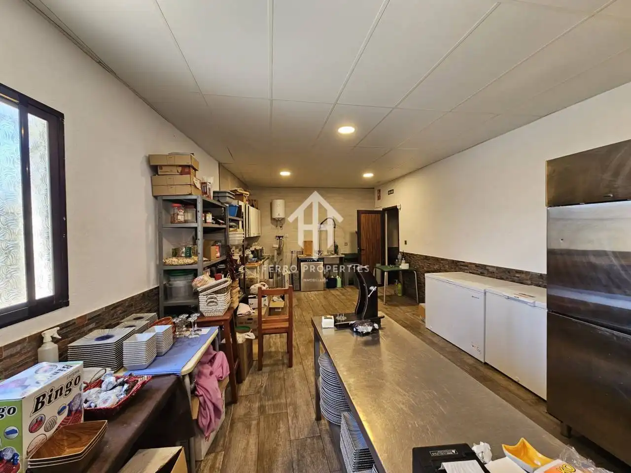 Cocina de Local en venta en Chimeneas con Aire acondicionado