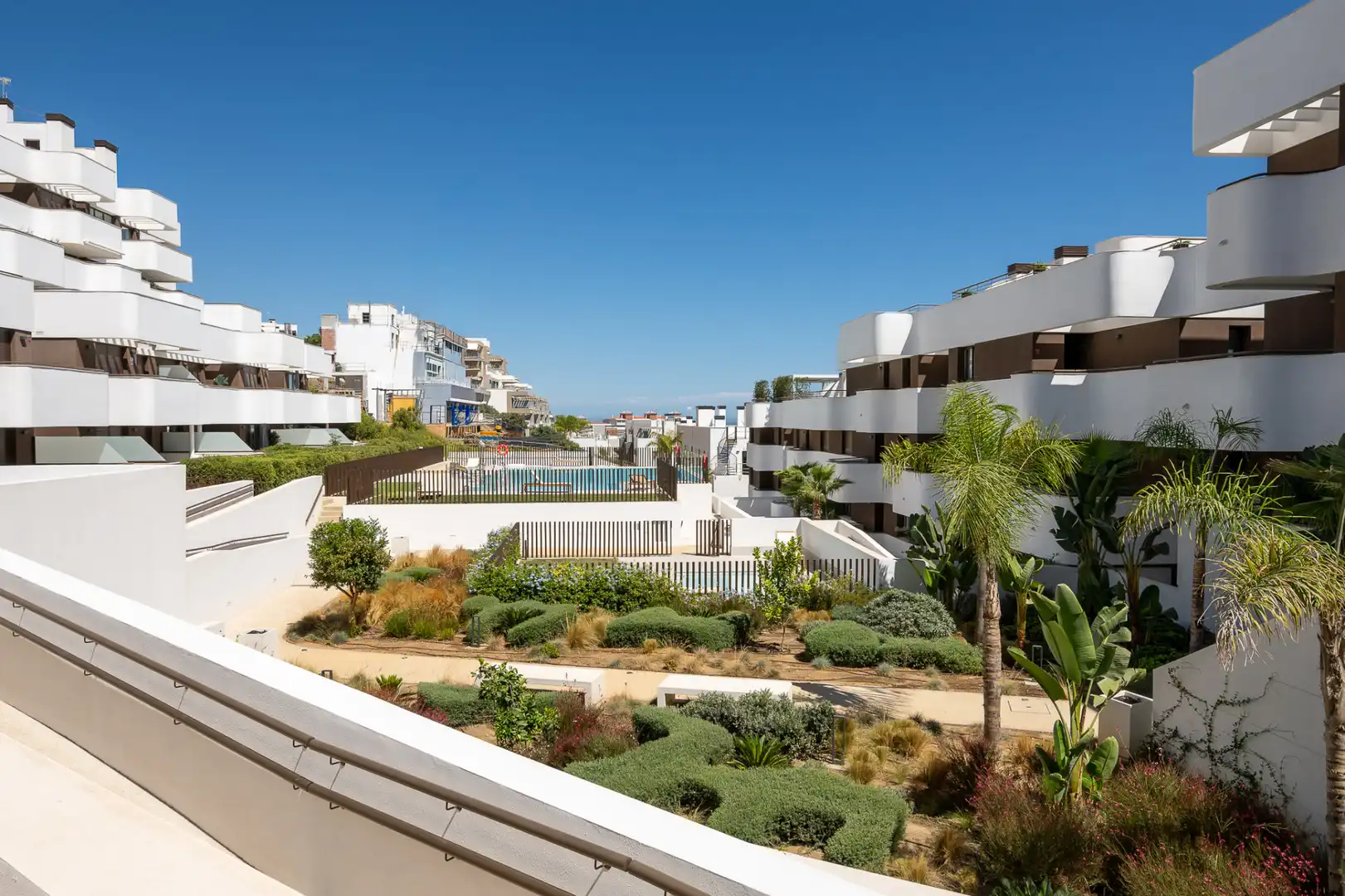 Vista exterior de Ático en venta en Estepona con Aire acondicionado, Terraza y Piscina