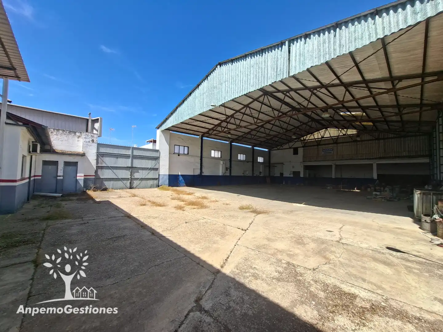 Vista exterior de Nave industrial en venta en Palma del Río