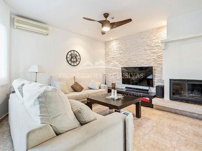 Sala d'estar de Casa adosada en venda en El Masnou amb Aire condicionat i Terrassa