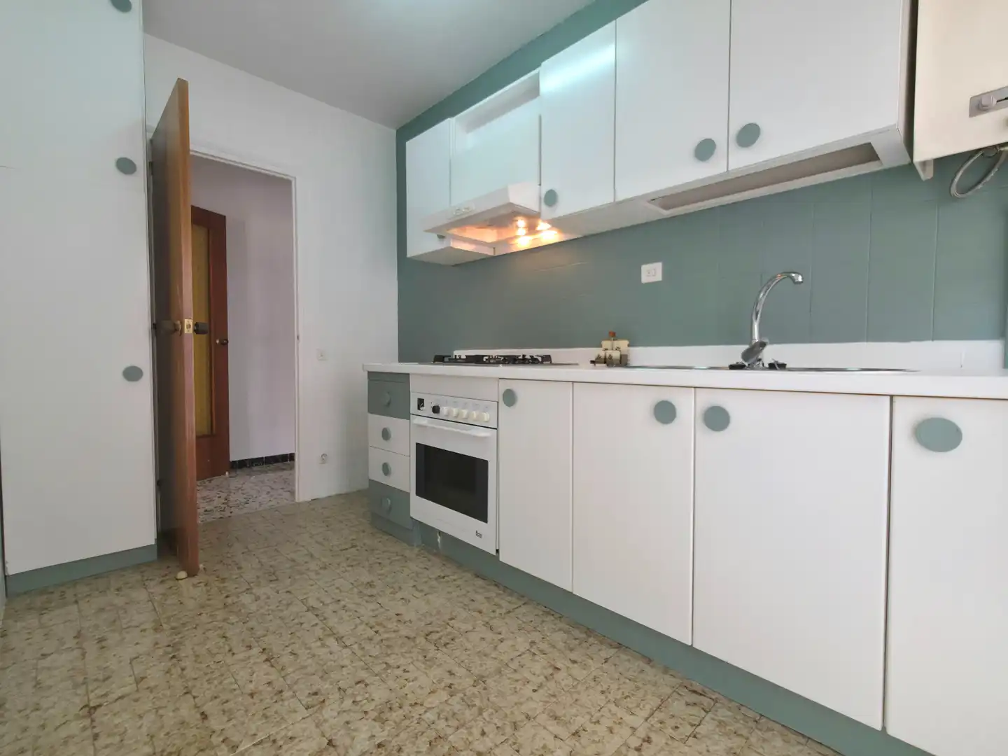 Cocina de Piso en venta en Sant Andreu de la Barca con Terraza, Horno y Balcón
