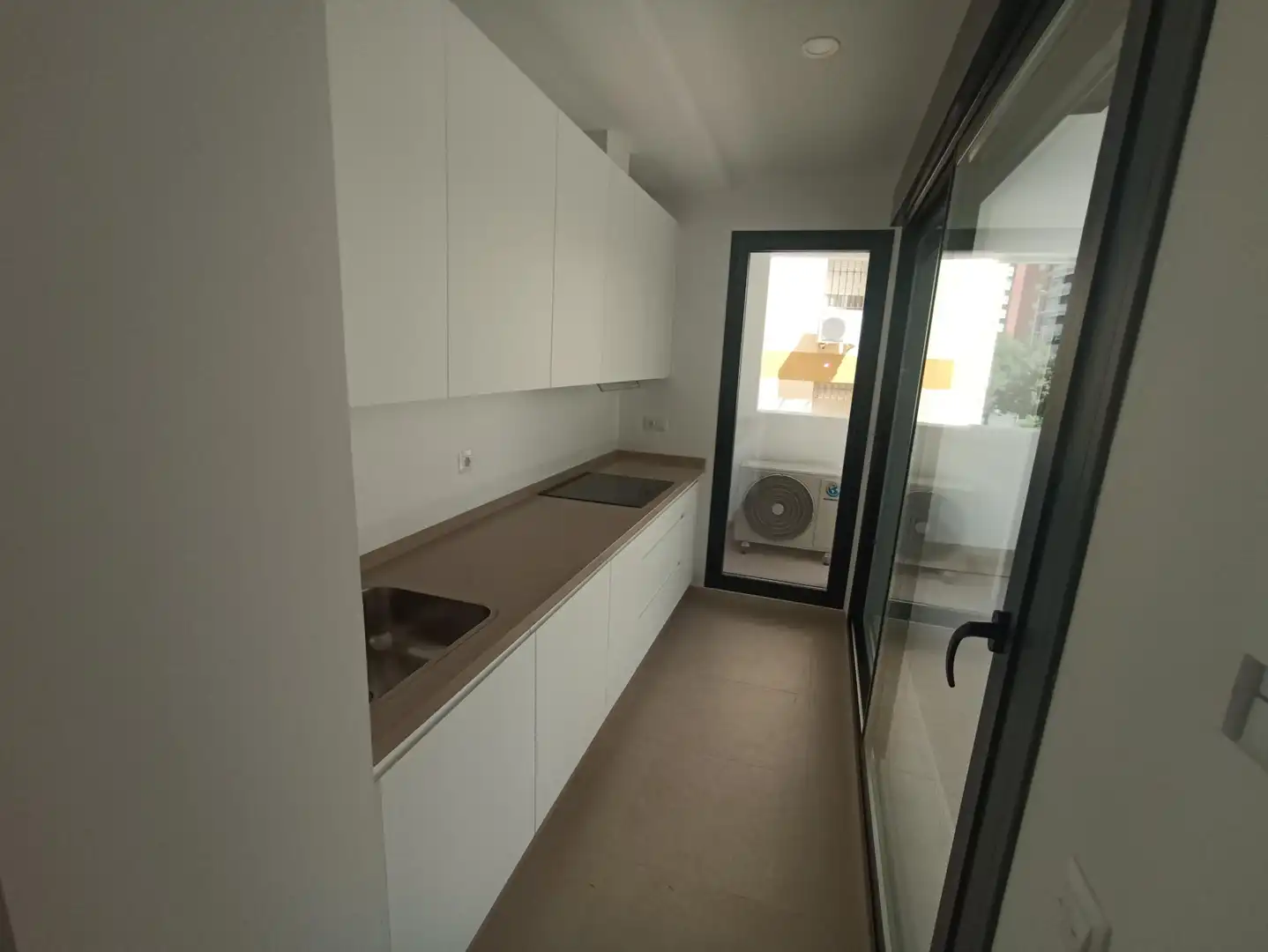 Küche von Wohnung zur Miete in Sevilla mit Klimaanlage, Terrasse und Abstellraum