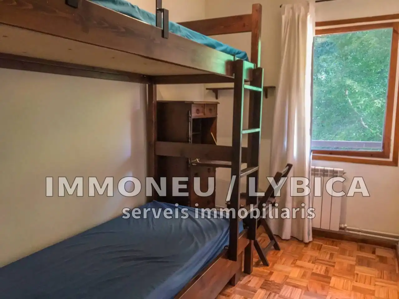 Habitación de Apartamento en venta en Alp con Calefacción, Parquet y Terraza