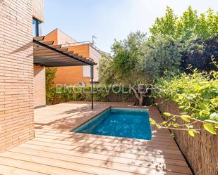 Piscina de Casa adosada en venda en  Madrid Capital amb Aire condicionat, Calefacció i Jardí privat