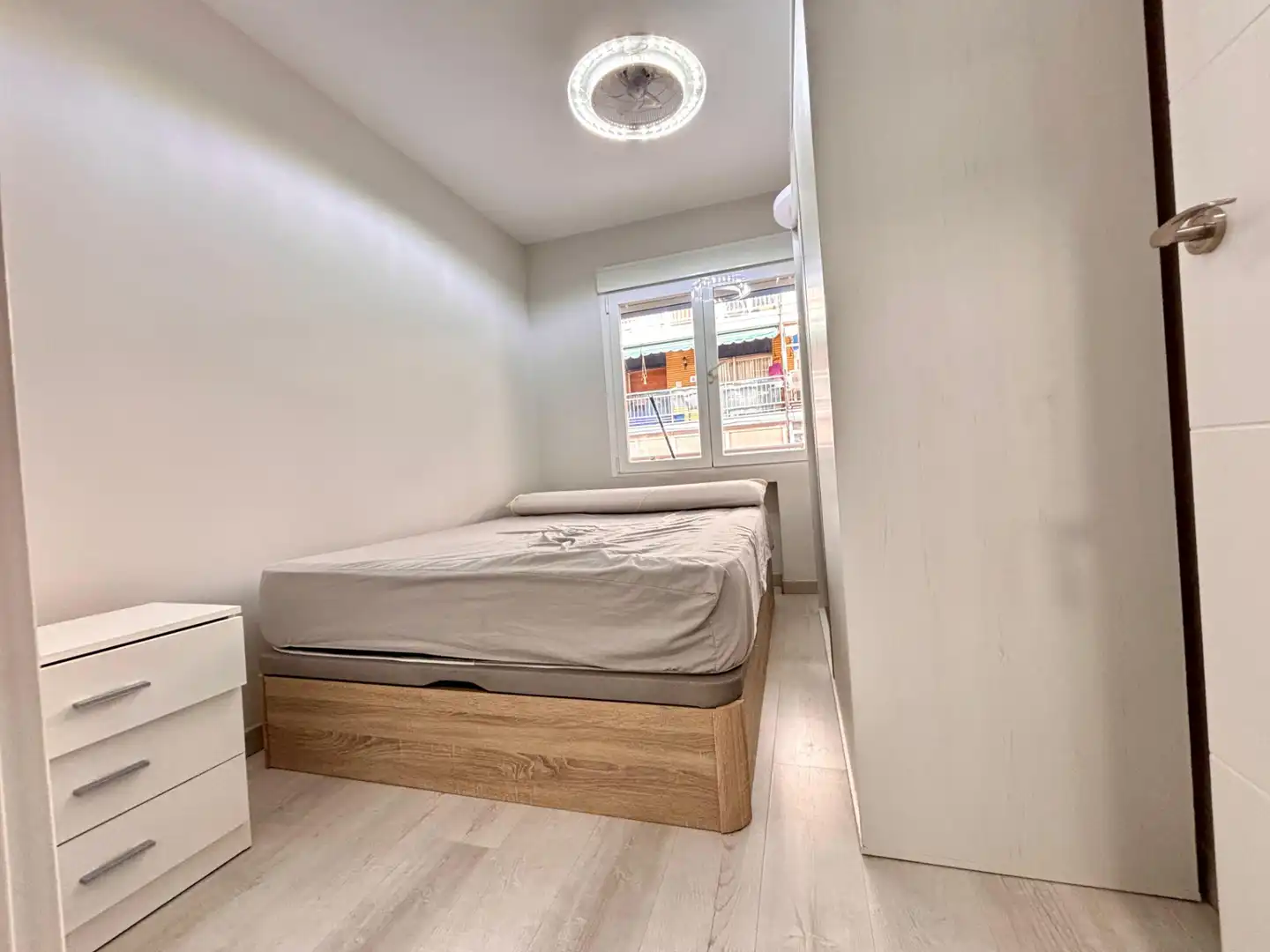Habitación de Piso en venta en Alicante / Alacant con Aire acondicionado, Terraza y Amueblado