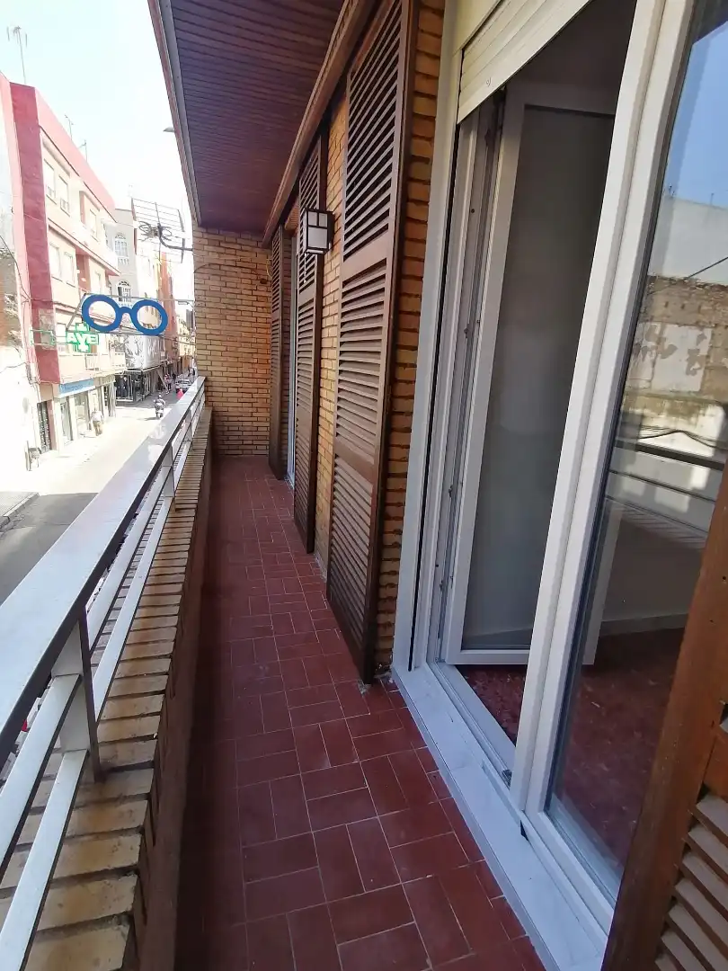 Terraza de Piso de alquiler en La Línea de la Concepción con Amueblado, Horno y Lavadora