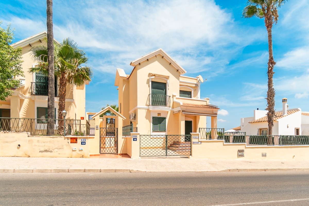 Exterior view of House or chalet for sale in Orihuela  with Air Conditioner, Private garden and Terrace