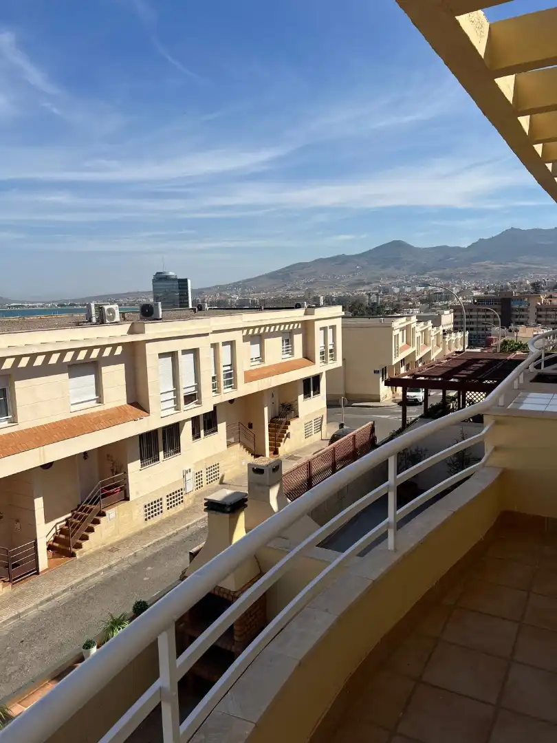 Vista exterior de Casa adosada en venta en Melilla con Aire acondicionado, Jardín privado y Terraza