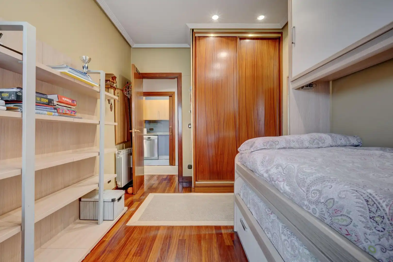 Habitación de Piso en venta en Donostia - San Sebastián  con Calefacción, Trastero y Amueblado